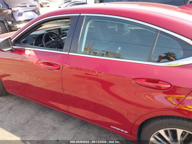 58AB21B17KU002858 Lexus ES 300H