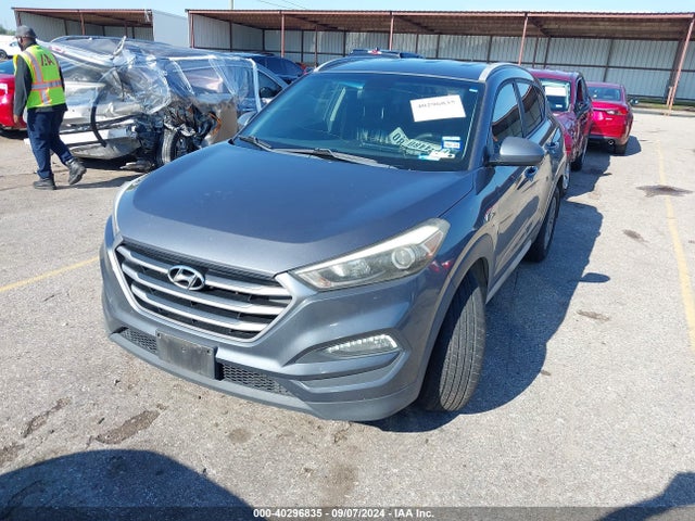 Hyundai TUCSON SE 2017 KM8J33A49HU530028 Image 2