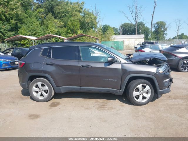 3C4NJCBBXJT136952 Jeep Compass Latitude Fwd