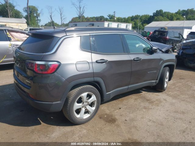 3C4NJCBBXJT136952 Jeep Compass Latitude Fwd