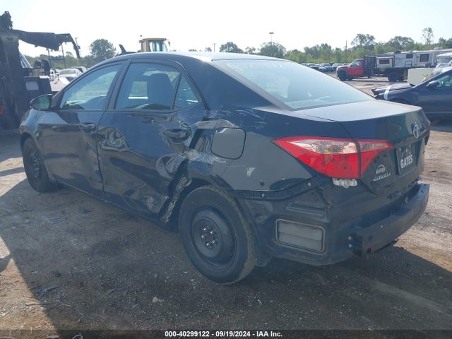 Toyota COROLLA LE 2018 5YFBURHE6JP799064 Image 3