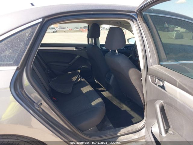 1VWAT7A32HC032467 Volkswagen Passat 1.8t S