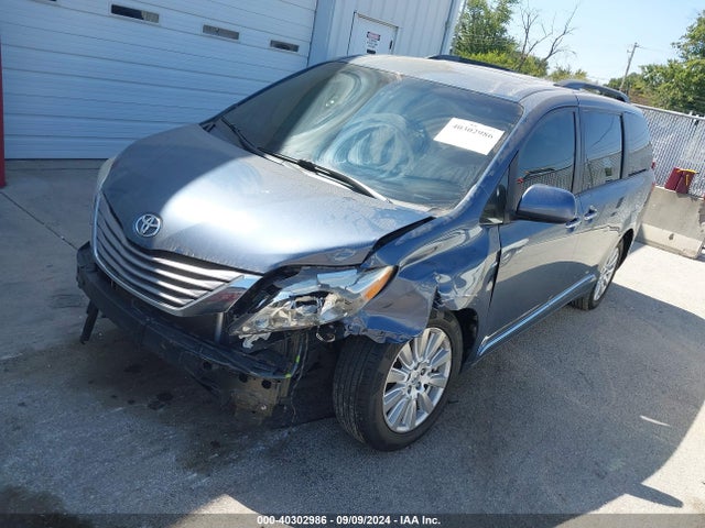 Toyota Sienna Xle 7 Passenger 2017 5TDDZ3DC3HS172805 Image 2