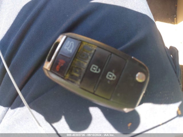 KIA SEDONA LX 2016 KNDMB5C13G6114370 Image 11