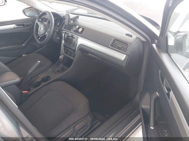 1VWAT7A31HC017216 Volkswagen Passat 1.8t S