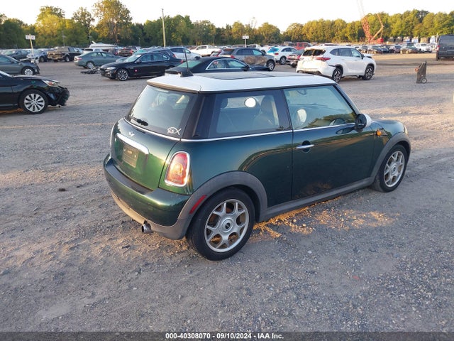 2010 MINI COOPER WMWMF3C57ATU79720 Photo 3