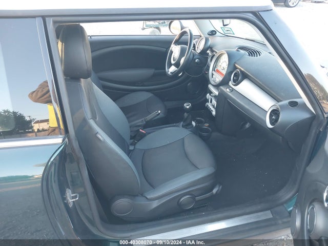 2010 MINI COOPER WMWMF3C57ATU79720 Photo 4