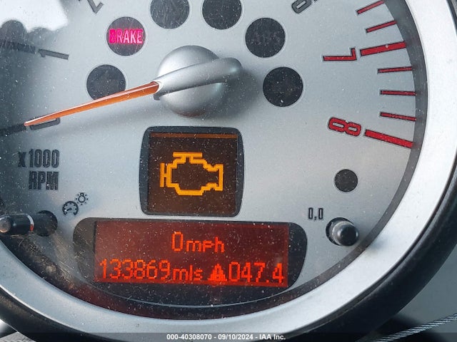 2010 MINI COOPER WMWMF3C57ATU79720 Photo 6