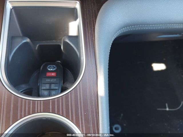 5TDJSKFC2NS058143 Toyota SIENNA XLE