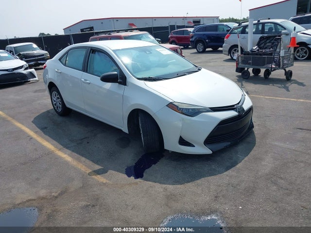 Toyota COROLLA LE 2018 5YFBURHE0JP789582 Image 1