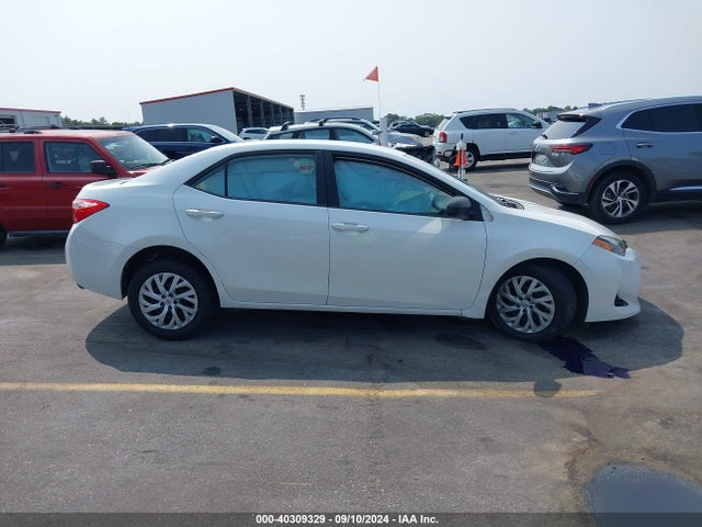 Toyota COROLLA LE 2018 5YFBURHE0JP789582 Image 13