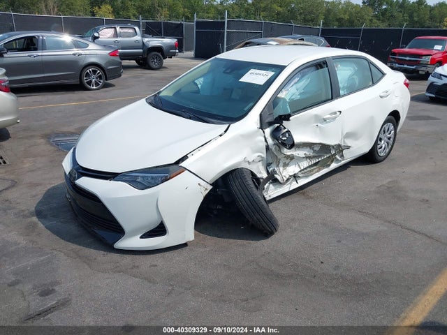 Toyota COROLLA LE 2018 5YFBURHE0JP789582 Image 2