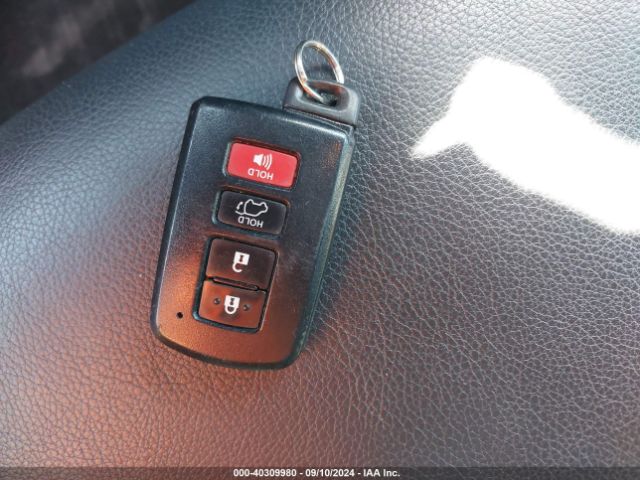 2T3NFREVXGW262529 Toyota RAV4 SE