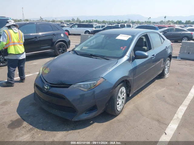 Toyota COROLLA LE 2018 2T1BURHE4JC077284 Image 2