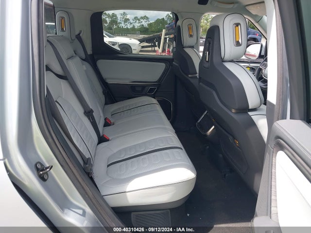 Rivian R1t Adventure 2022 7FCTGAAA3NN011228 Image 8