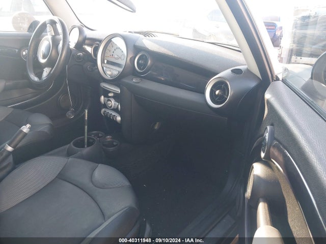 2009 MINI COOPER S CLUBMAN WMWMM335X9TP72531 Photo 4