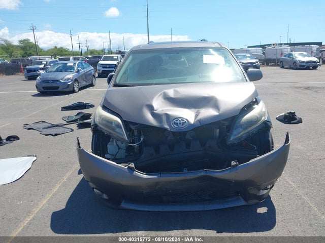5TDXZ3DC2HS839263 Toyota Sienna Se Premium 8 Passenger