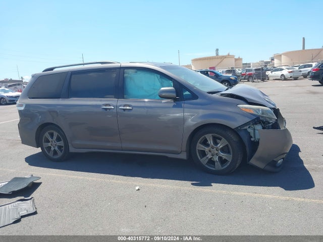 5TDXZ3DC2HS839263 Toyota Sienna Se Premium 8 Passenger