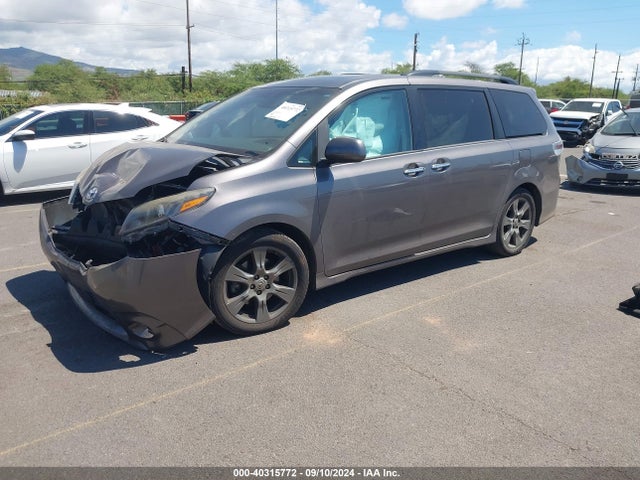 5TDXZ3DC2HS839263 Toyota Sienna Se Premium 8 Passenger