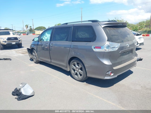5TDXZ3DC2HS839263 Toyota Sienna Se Premium 8 Passenger