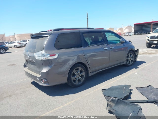 5TDXZ3DC2HS839263 Toyota Sienna Se Premium 8 Passenger