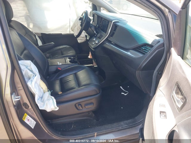 5TDXZ3DC2HS839263 Toyota Sienna Se Premium 8 Passenger