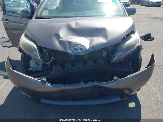 5TDXZ3DC2HS839263 Toyota Sienna Se Premium 8 Passenger