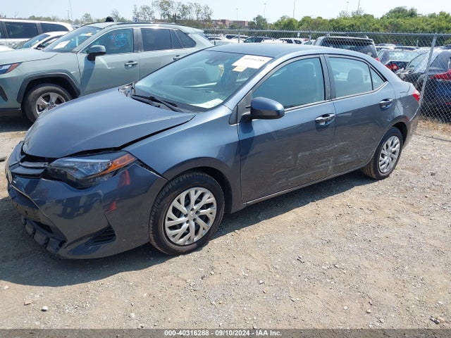 Toyota COROLLA LE 2018 5YFBURHE2JP785369 Image 2