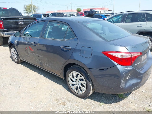 Toyota COROLLA LE 2018 5YFBURHE2JP785369 Image 3