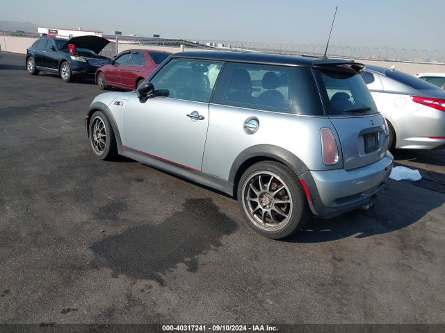 2004 MINI COOPER S WMWRE33404TD79532 Photo 2