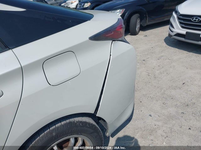 Toyota Prius Two Eco 2016 JTDKARFU6G3507028 Image 17