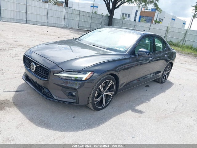 7JRL12FL4RG294967 Volvo S60 B5 Plus Dark Theme
