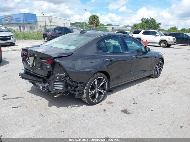 7JRL12FL4RG294967 Volvo S60 B5 Plus Dark Theme