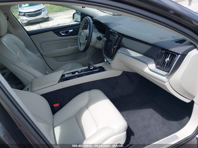 7JRL12FL4RG294967 Volvo S60 B5 Plus Dark Theme