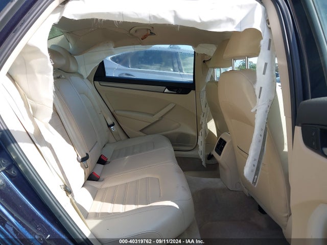 1VWBT7A37FC054465 Volkswagen Passat 1.8t Se