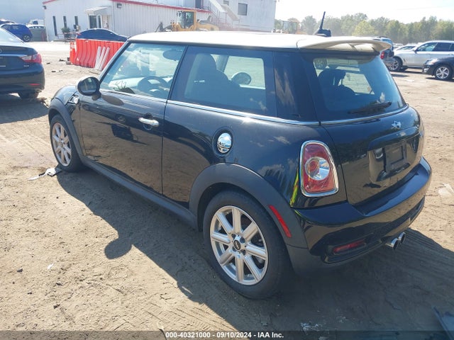 2011 MINI COOPER S WMWSV3C52BTY14751 Photo 2