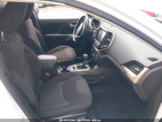 1C4PJLCB7HW586604 Jeep Cherokee Latitude Fwd