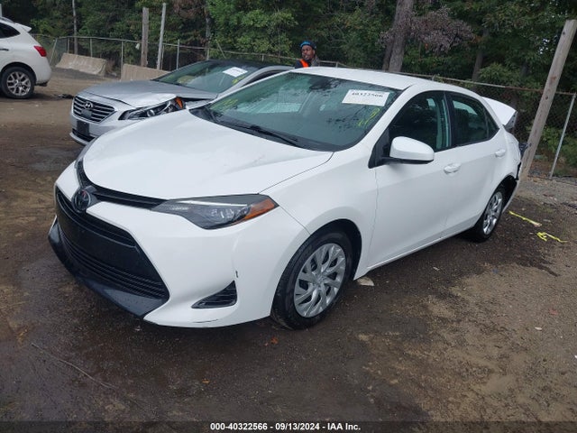 Toyota COROLLA LE 2018 2T1BURHE9JC970616 Image 2