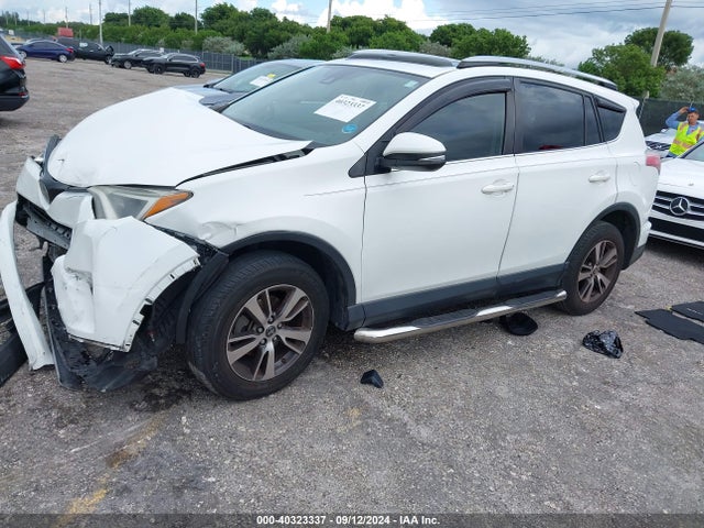 Toyota Rav4 Xle 2017 JTMWFREV3HJ104893 Image 2