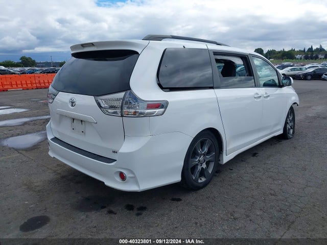 5TDXK3DC1FS636379 Toyota Sienna Se Premium 8 Passenger
