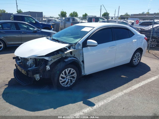 Toyota COROLLA LE 2018 2T1BURHE1JC079817 Image 2