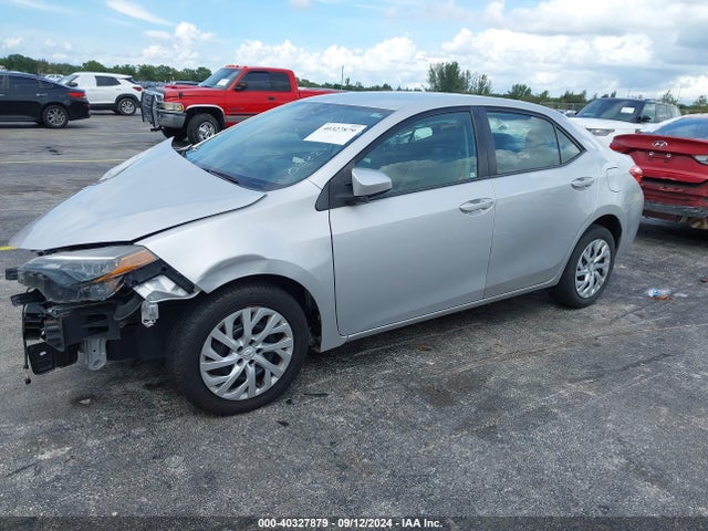 Toyota COROLLA LE 2018 2T1BURHE7JC058213 Image 2