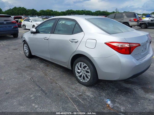 Toyota COROLLA LE 2018 2T1BURHE7JC058213 Image 3