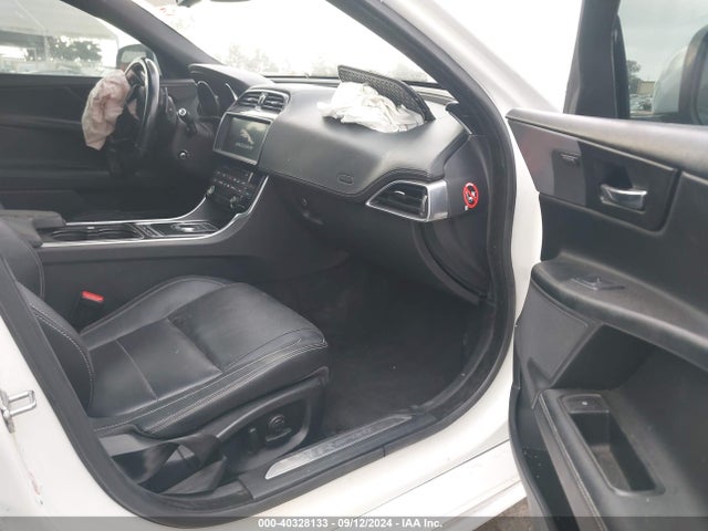 2017 JAGUAR XE SAJAF4BV1HA969414 Photo 4