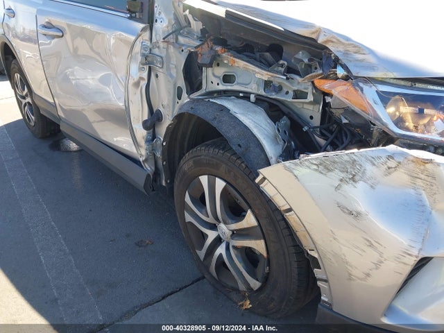 Toyota RAV4 LE 2018 JTMZFREV6JJ179526 Image 6