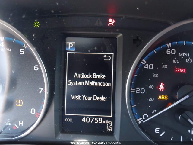 Toyota RAV4 LE 2018 JTMZFREV6JJ179526 Image 7