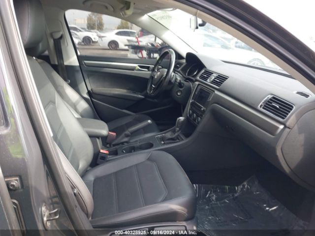1VWDT7A3XHC028261 Volkswagen Passat 1.8t R-line
