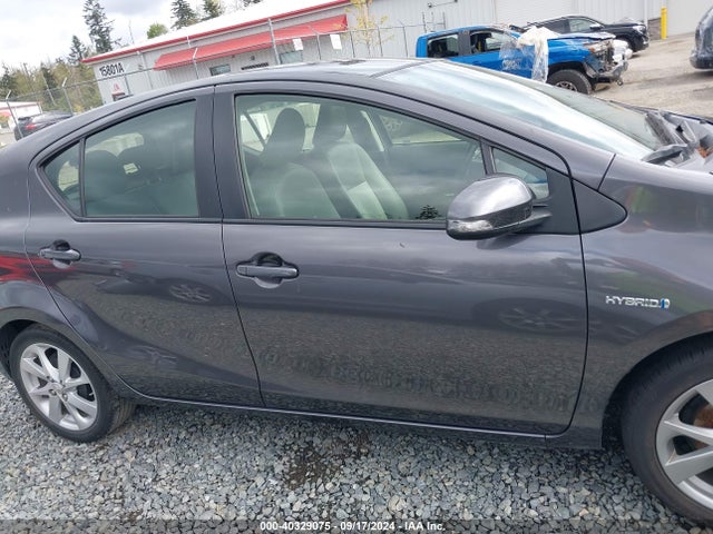 Toyota Prius C Four 2016 JTDKDTB31G1136387 Image 14