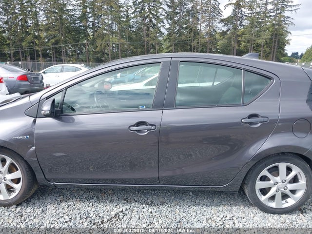 Toyota Prius C Four 2016 JTDKDTB31G1136387 Image 15
