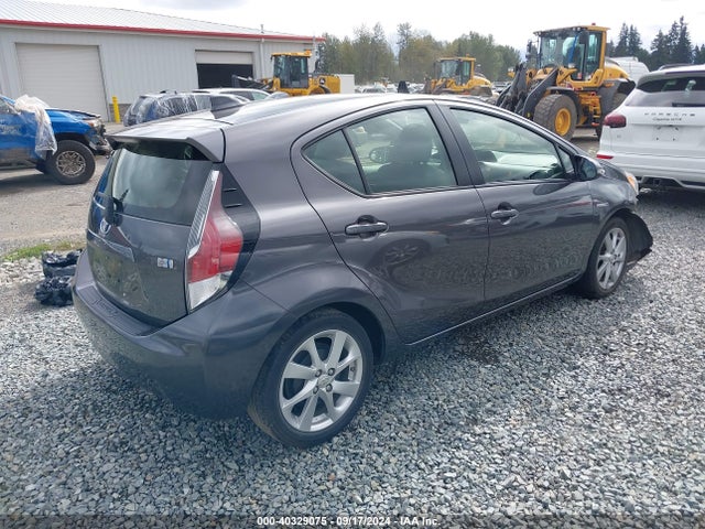 Toyota Prius C Four 2016 JTDKDTB31G1136387 Image 4